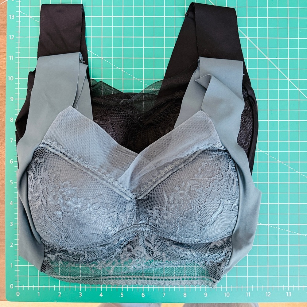 Chic Lace Women's Bra - Black and Gray